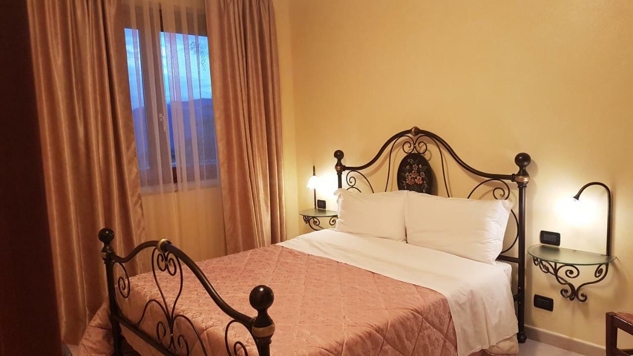 Le Tre Rose Hotel Bono  ภายนอก รูปภาพ